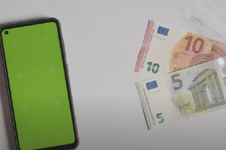 Телефон и две купюры